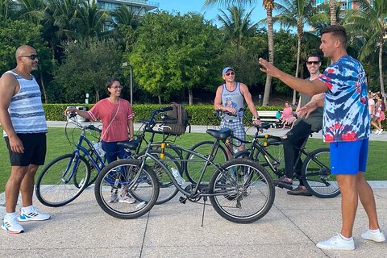 Tour privato in bici Art Deco e storia di gruppo con storico locale