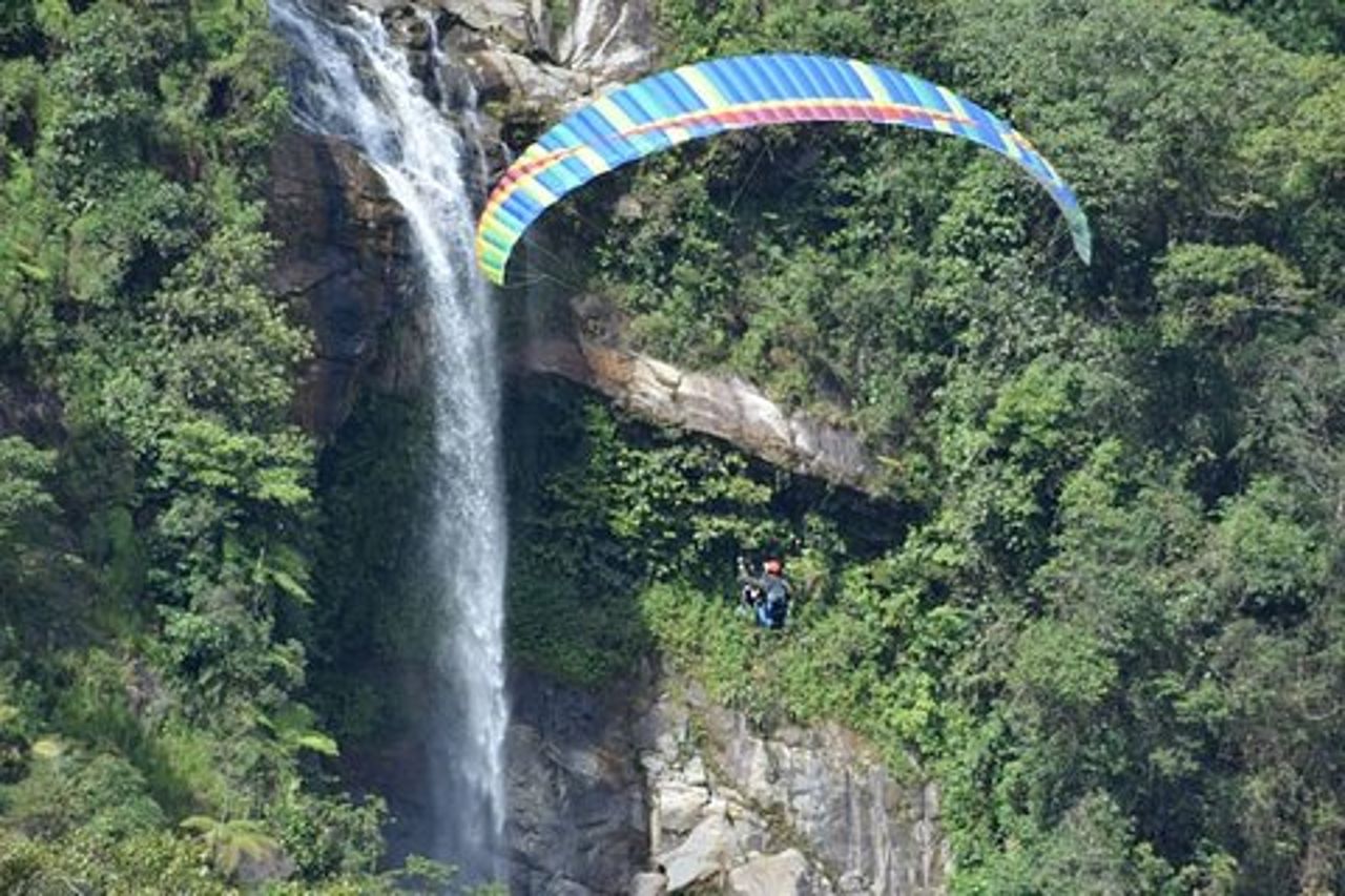 Esperienza privata di parapendio e cascata da Medellin Colombia