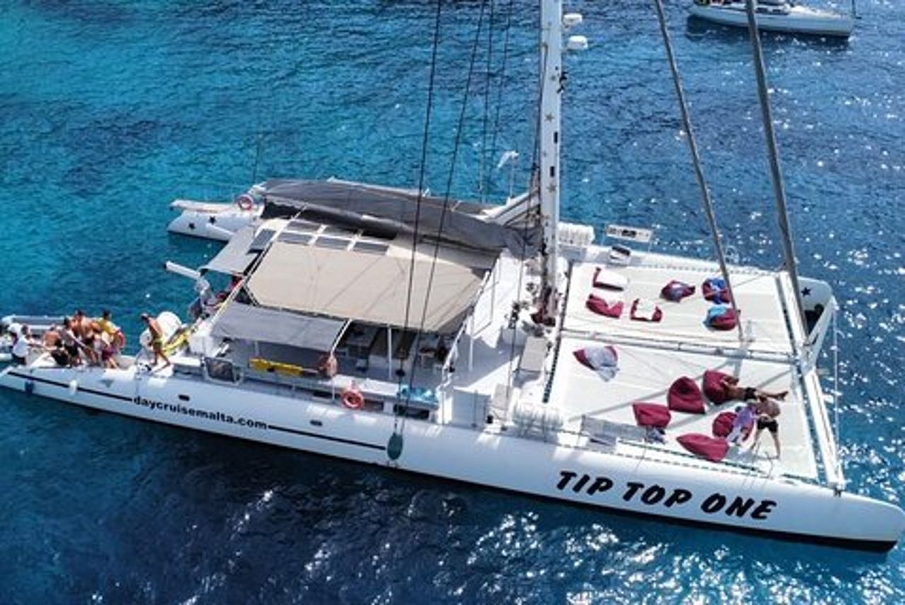 Crociera in catamarano di un'intera giornata con pranzo a Isola di Malta
