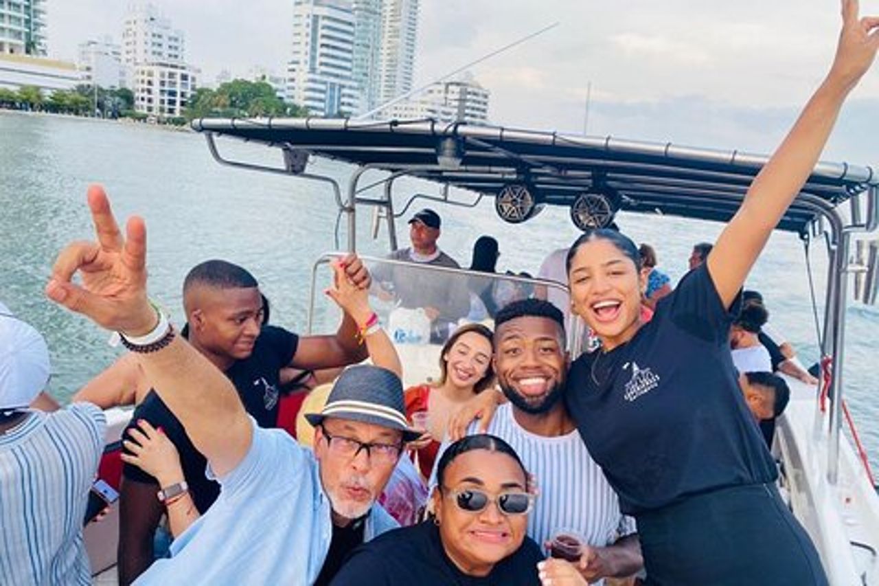 Cartagena: festa in barca al tramonto, ristorante caraibico e tour del Getsemani