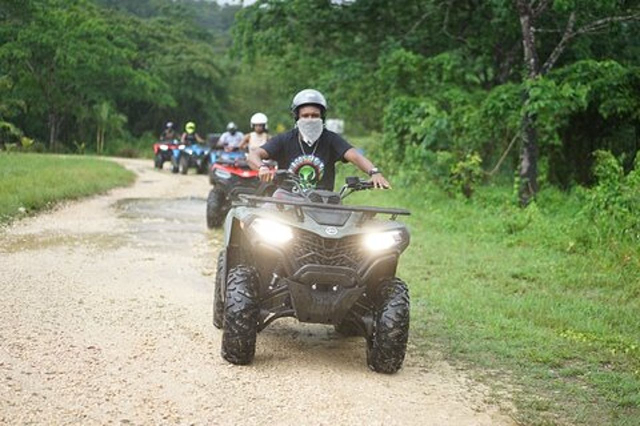Avventura ATV fuoristrada con arrampicata su parete