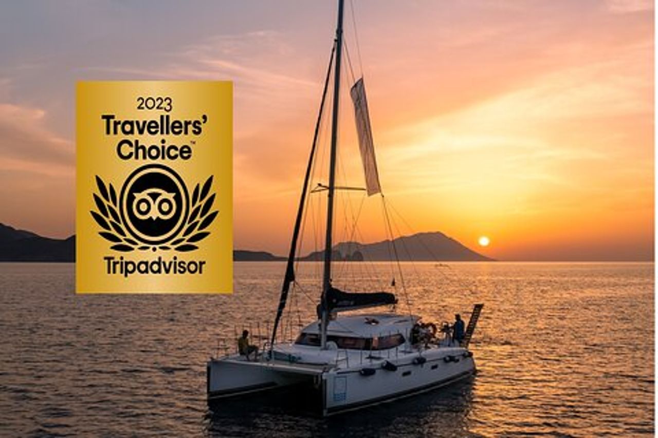 Crociera di mezza giornata al tramonto in catamarano a Kleftiko con pranzo