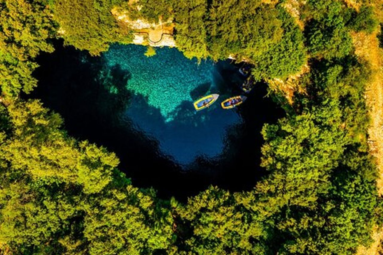 Punti salienti di Cefalonia: azienda vinicola Robola, lago Melissani e Fiscardo