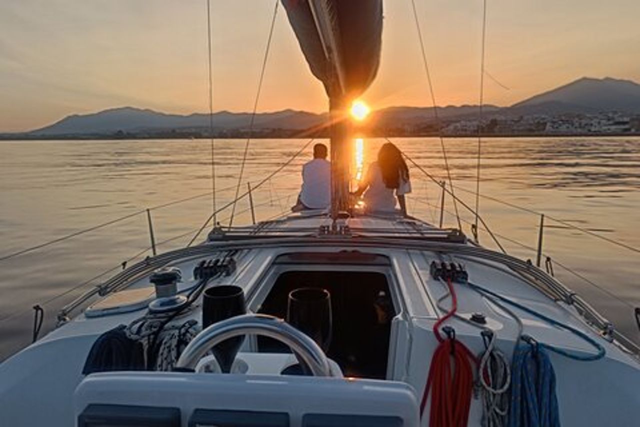 Tramonto su una barca a vela privata a Puerto Banús, Marbella (10 persone)