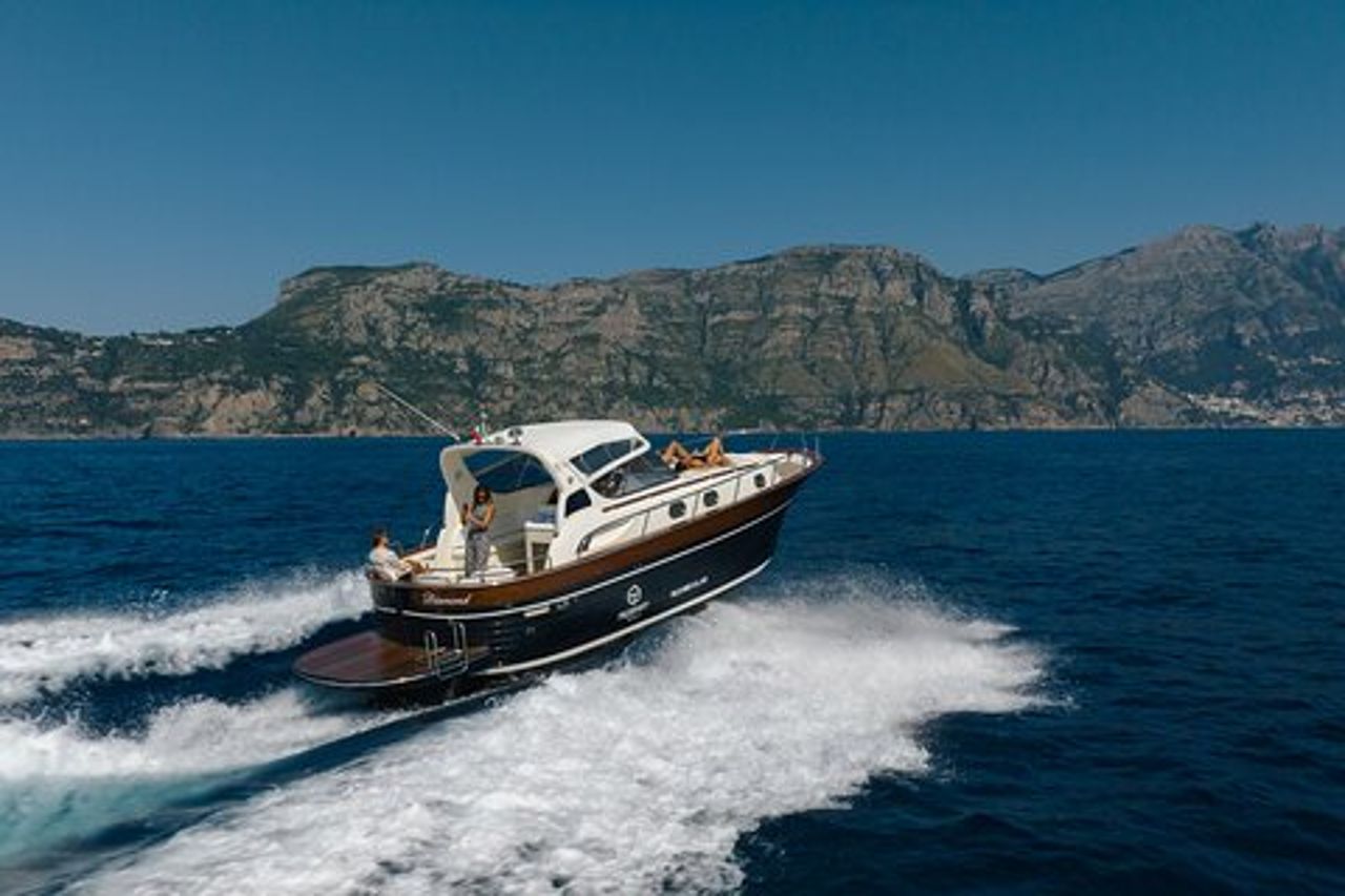 Tour privato di un giorno a Capri da Sorrento su un motoscafo di 38 piedi