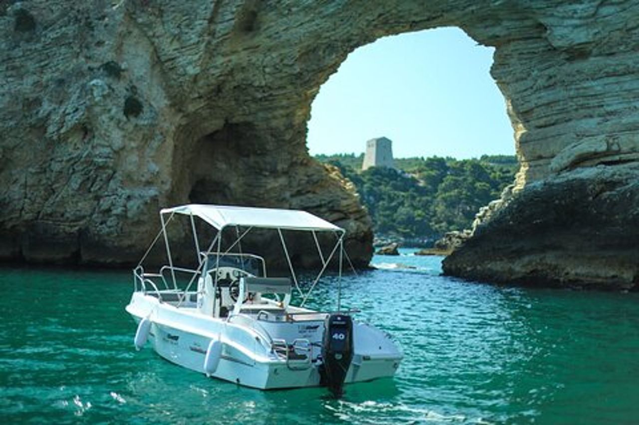 Noleggio barca 40cv accessoriata a Vieste senza patente per 4 ore