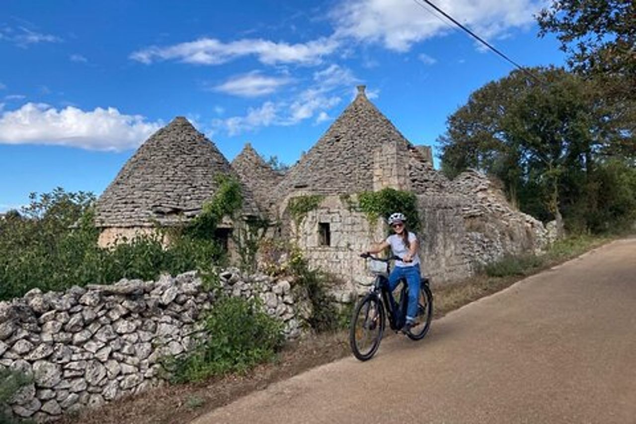 E-bike Tour ad Alberobello con Visita ad un Allevamento di Asini