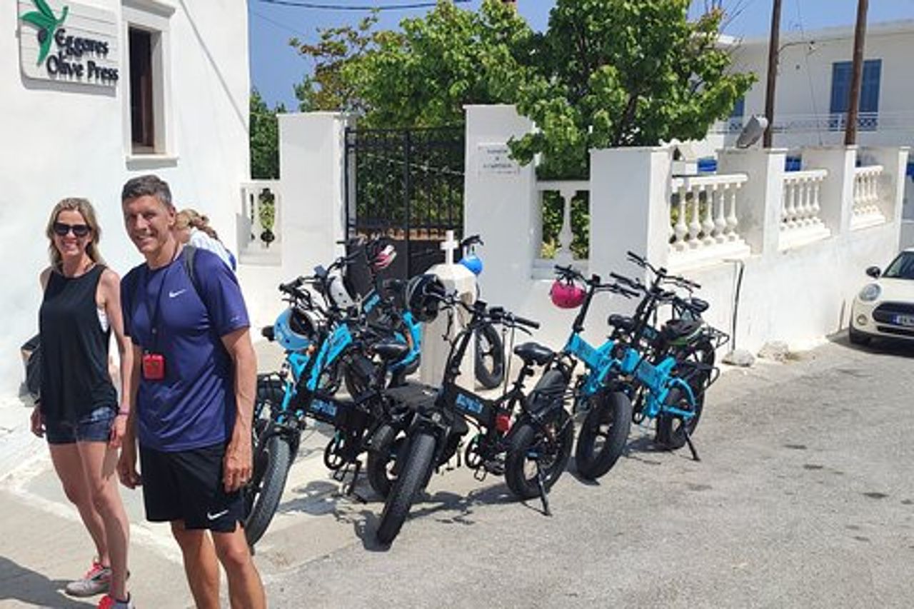 Tour guidato privato / semi privato in bici elettrica di Naxos Aegean Lush