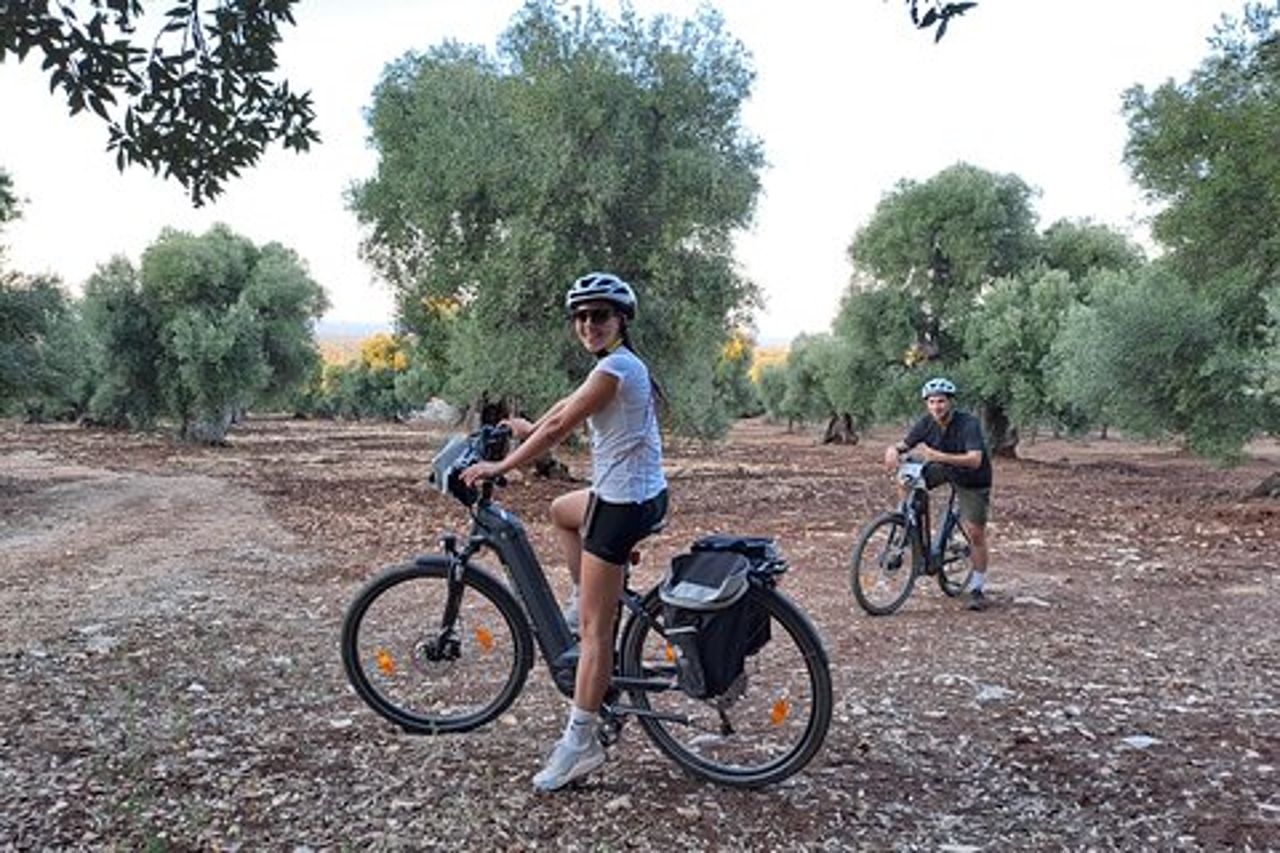 E-bike Tour a Ostuni, gli ulivi secolari e il villaggio rupestre