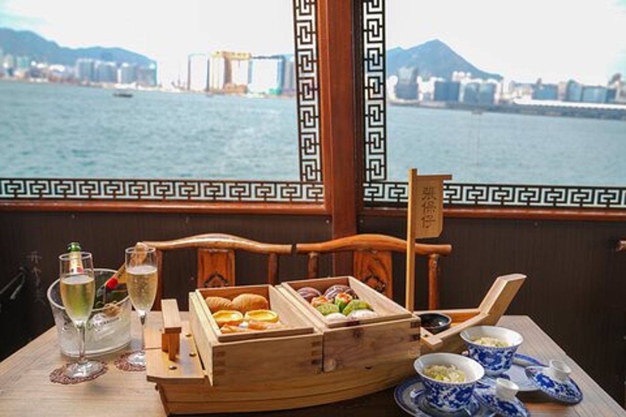 Dim Sum Cruise 'Aqua Luna' di Hong Kong