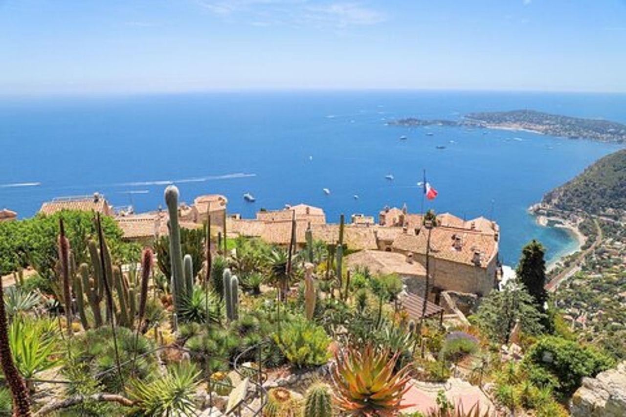 Eze e il tour della Costa Azzurra in una Renault Megane E-Tech