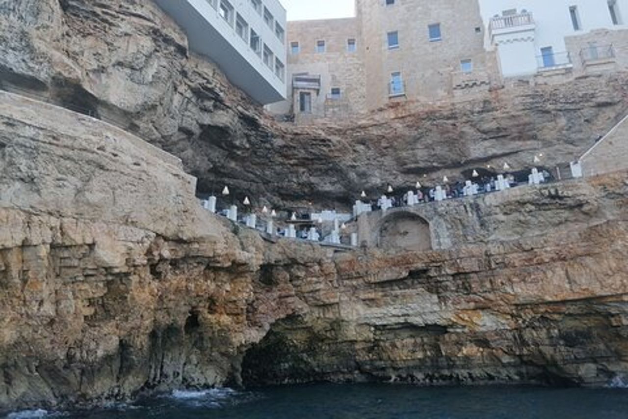 Monopoli Tour condiviso in Barca Gozzo alle grotte di Polignano