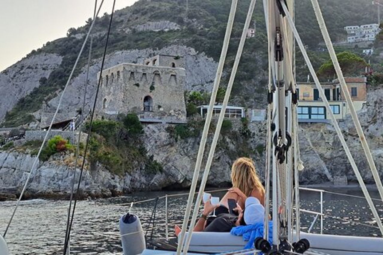 Tour in barca a vela per piccoli gruppi in Costiera Amalfitana con aperitivo