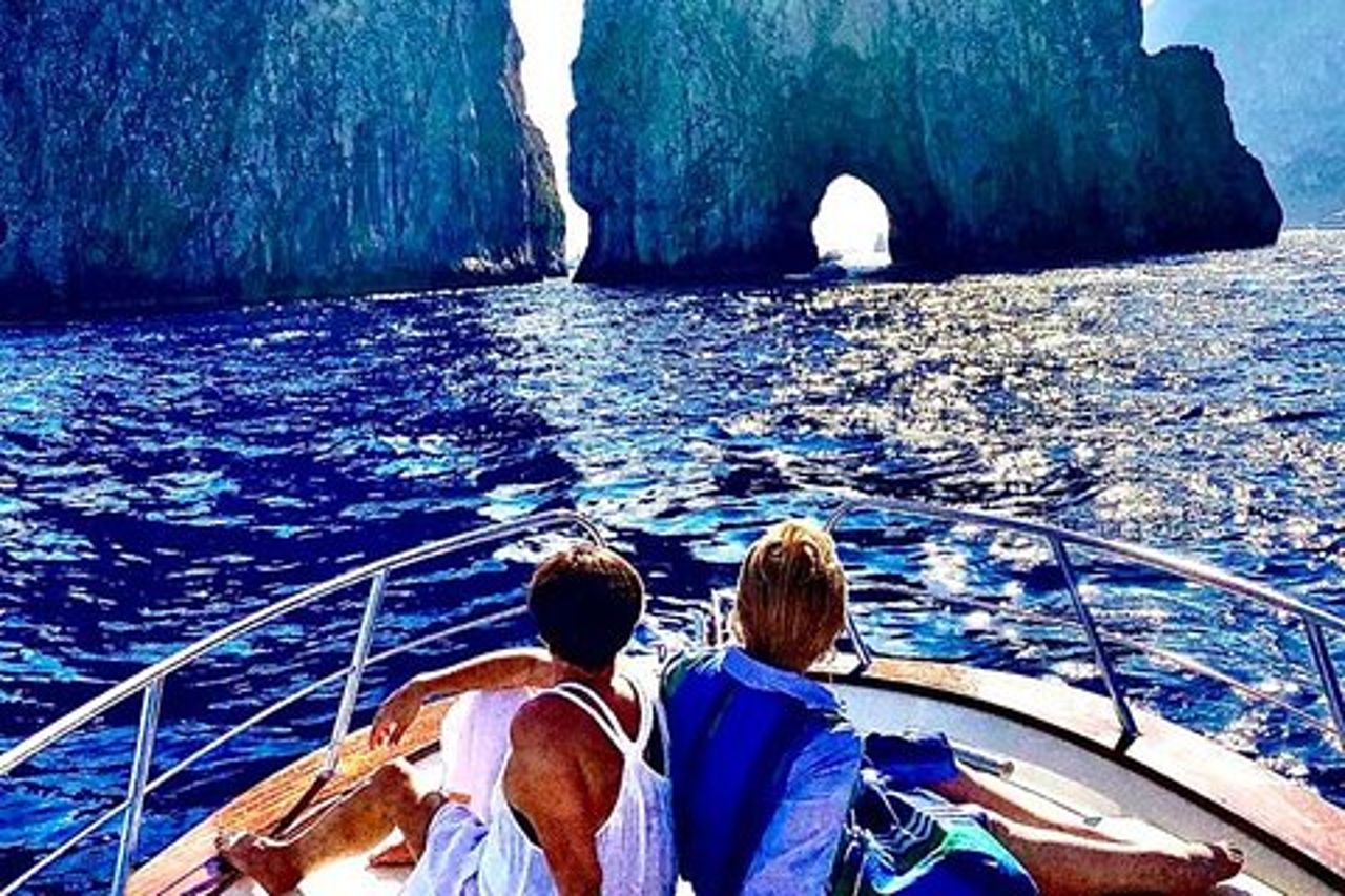 Capri Tour in Barca Privata da Positano o Praiano
