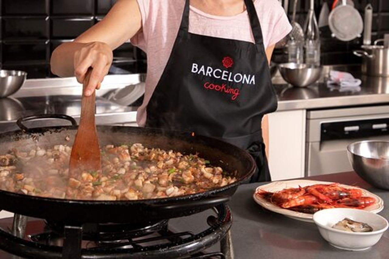 Paella interattiva e mercato : vino senza fondo e viste sulla Rambla