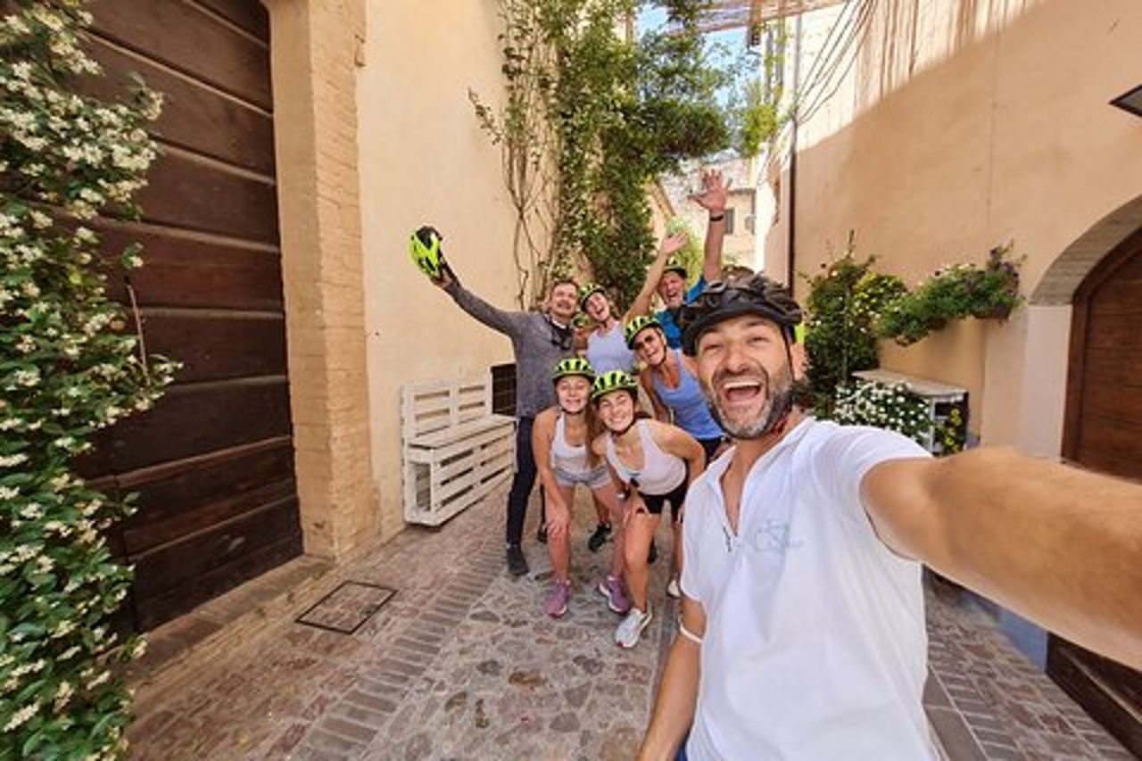 Spello E-Bike & Wine Tour con pranzo panoramico in cantina