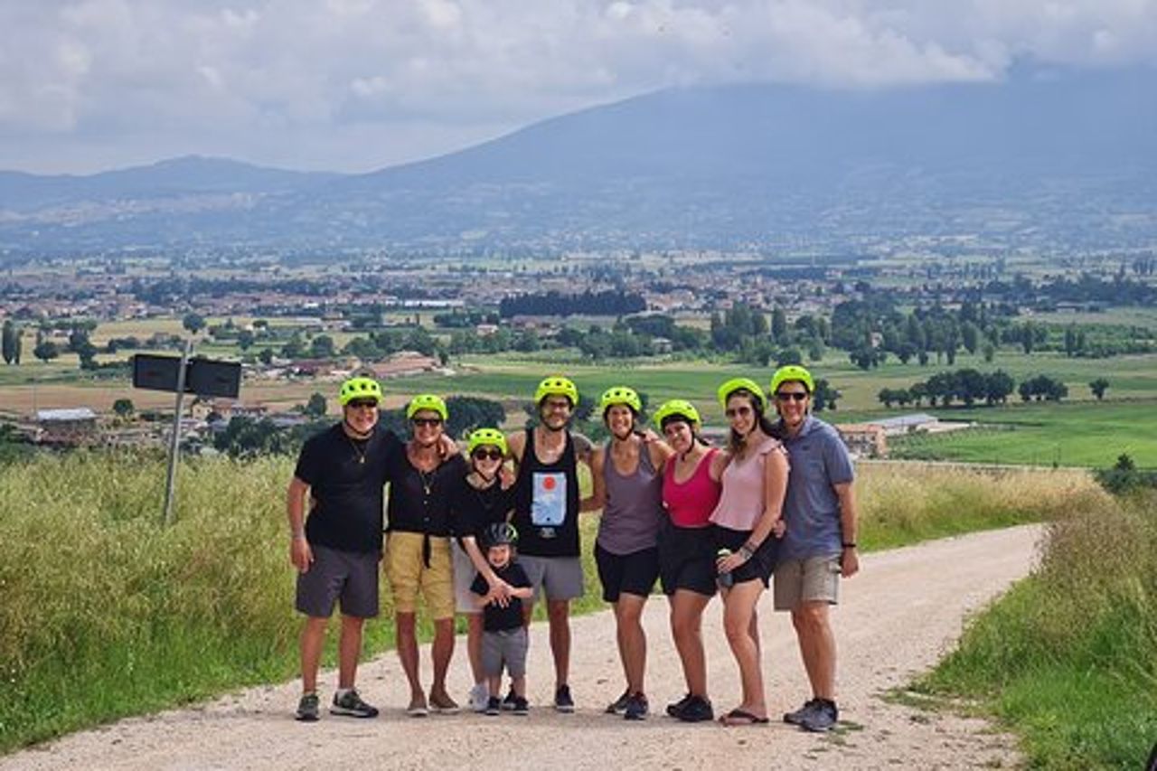 Tour in e-bike vicino Assisi con degustazione di vini e pranzo in cantina