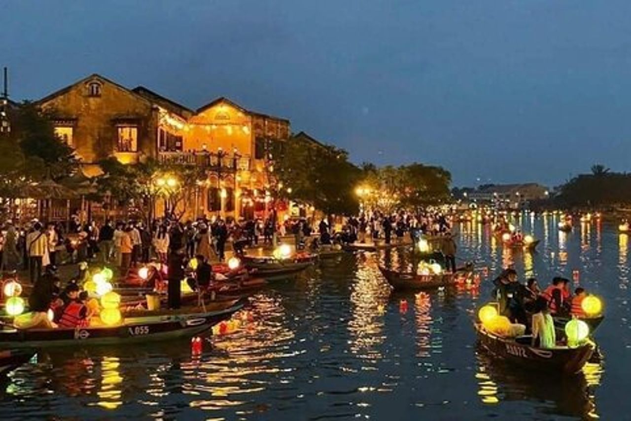 Hoi An Night Market con Hoi un tour a piedi, lanterne colorate, giro in barca