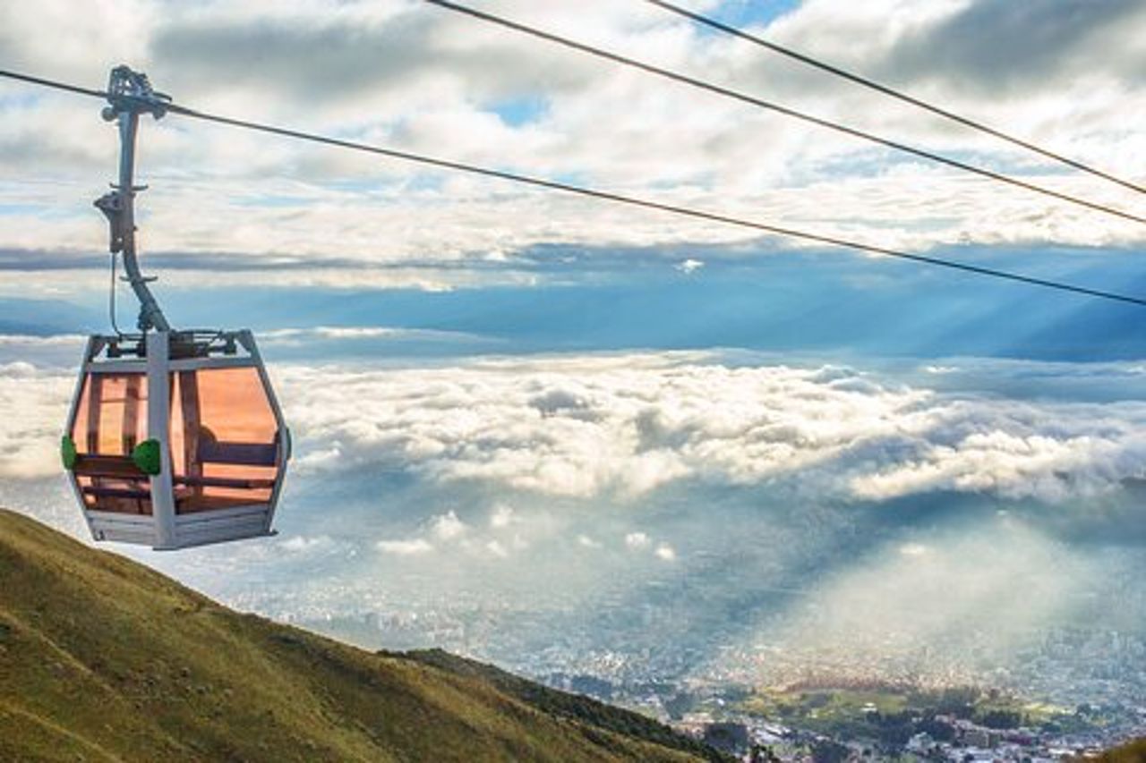 Intera giornata a Quito (tour della città + centro del mondo + teleferico)