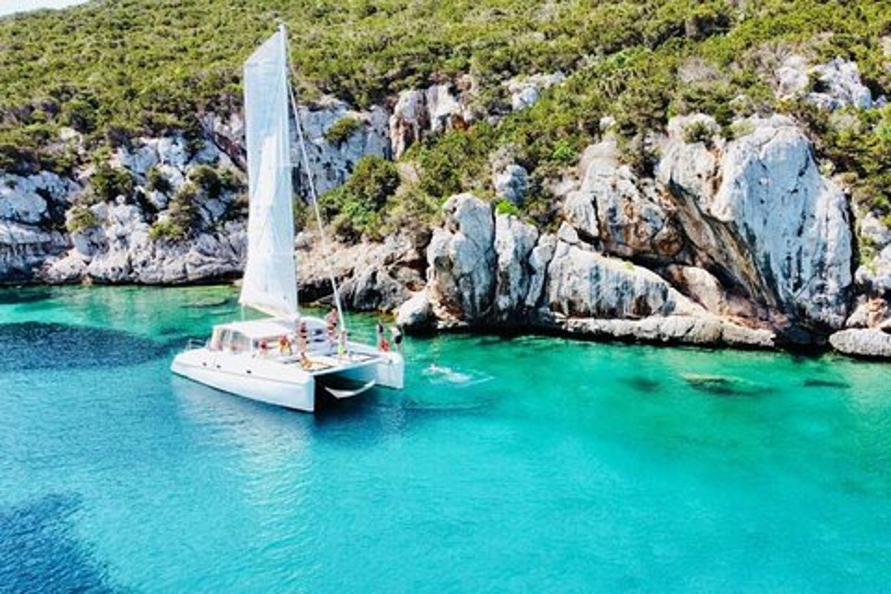 Crociera di intera giornata in catamarano nel Parco Naturale di Porto Conte