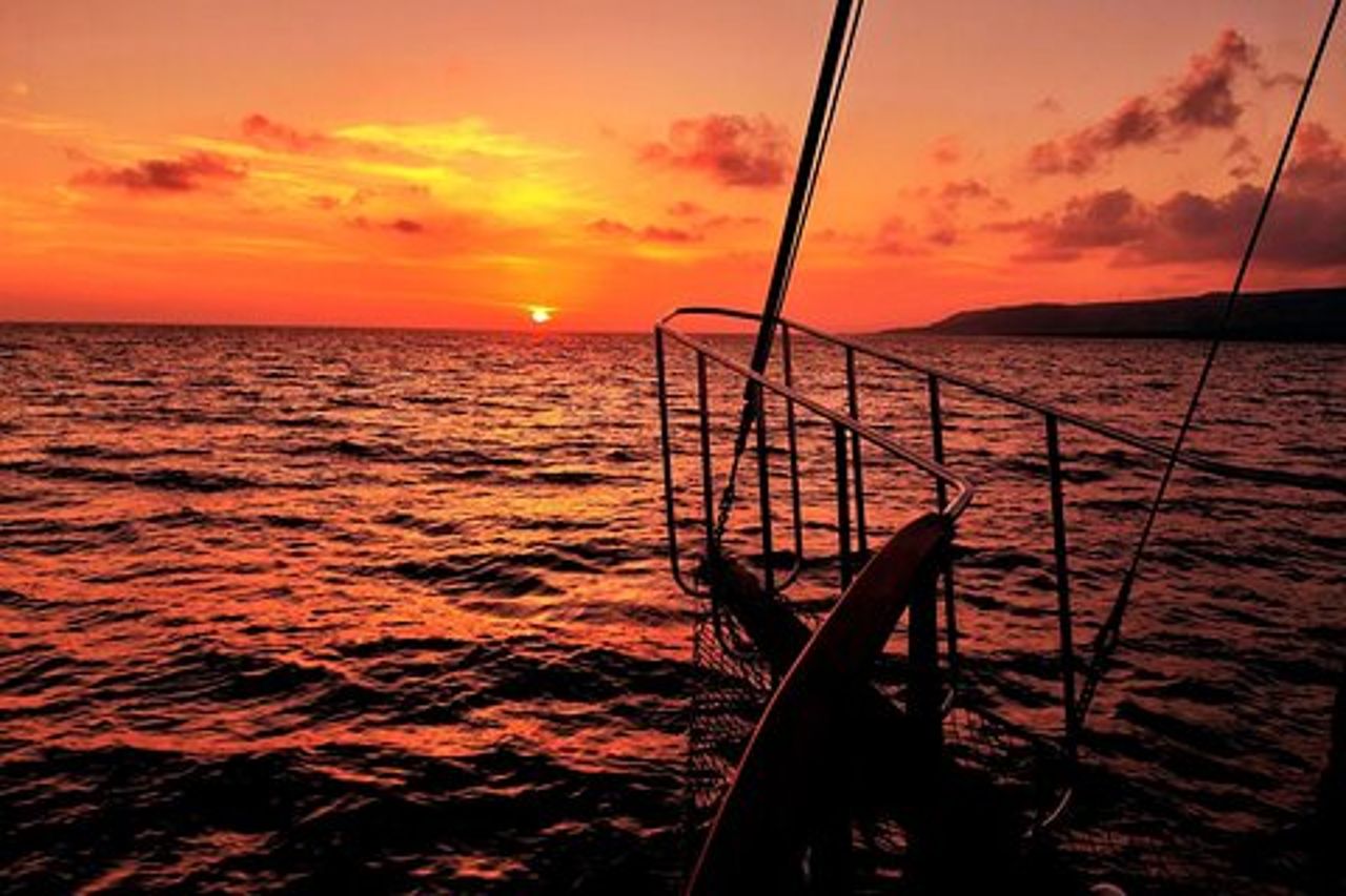 Crociera al tramonto Queen Bee con soste per nuotare e cena