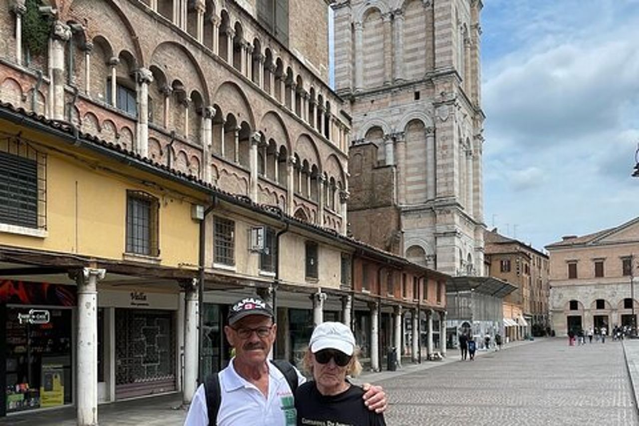 Tour privato a piedi nel centro storico di Ferrara con una guida locale