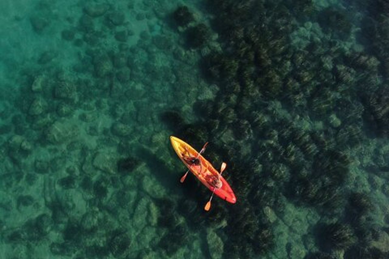 Tour in Kayak: Da Cala Manbrù alla Riserva di Torre Salsa