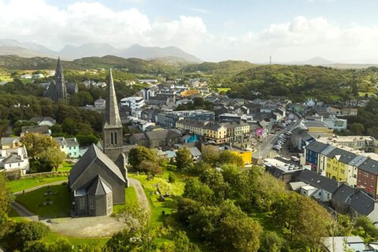 Tour guidato privato a piedi di Galway nel cimitero della chiesa di Clifden