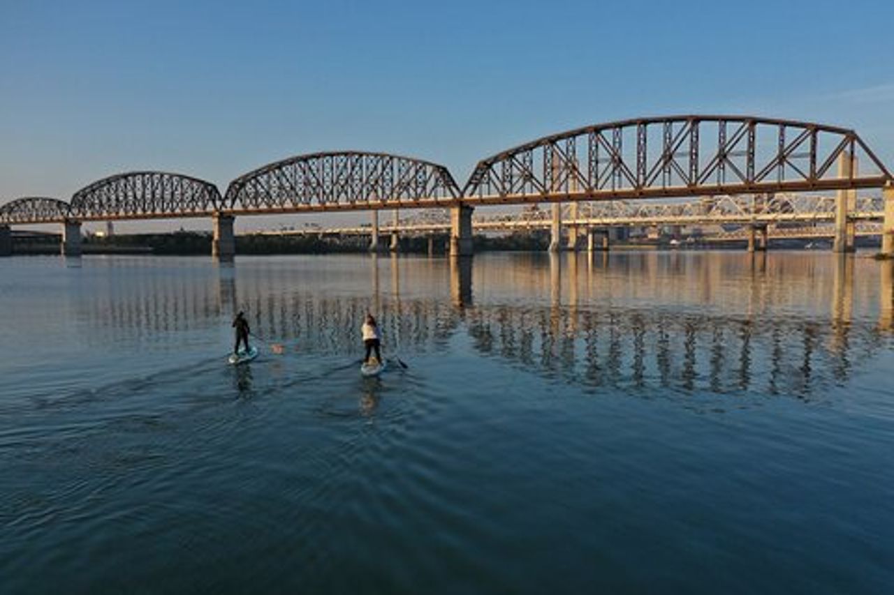 Pagaia ed esplora: tour del fiume Downtown Louisville