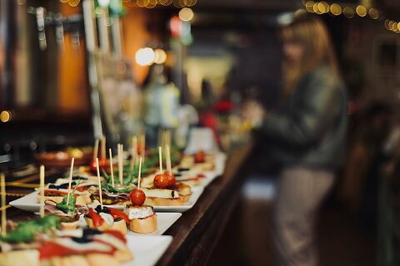 Tour a piedi delle tapas di Barcellona: Cibo, vino & storia