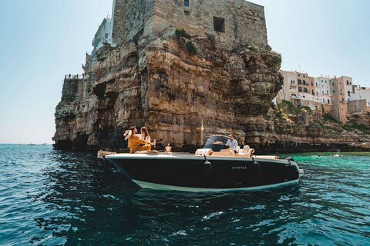 Tour condiviso di Polignano a Mare in barca con prosecco