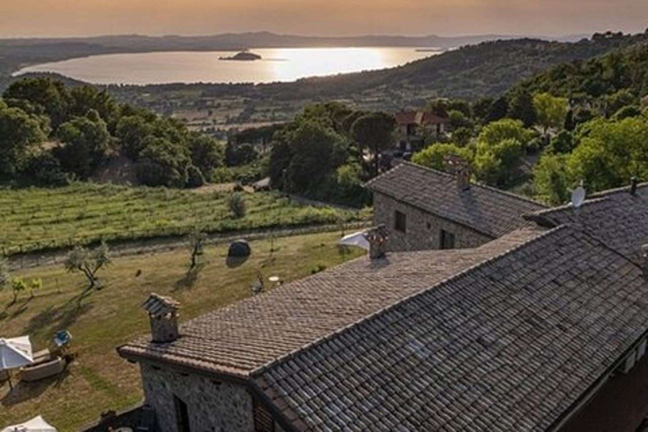 Tour in eBike della Valle del Lago con esperienza di degustazione enogastronomica