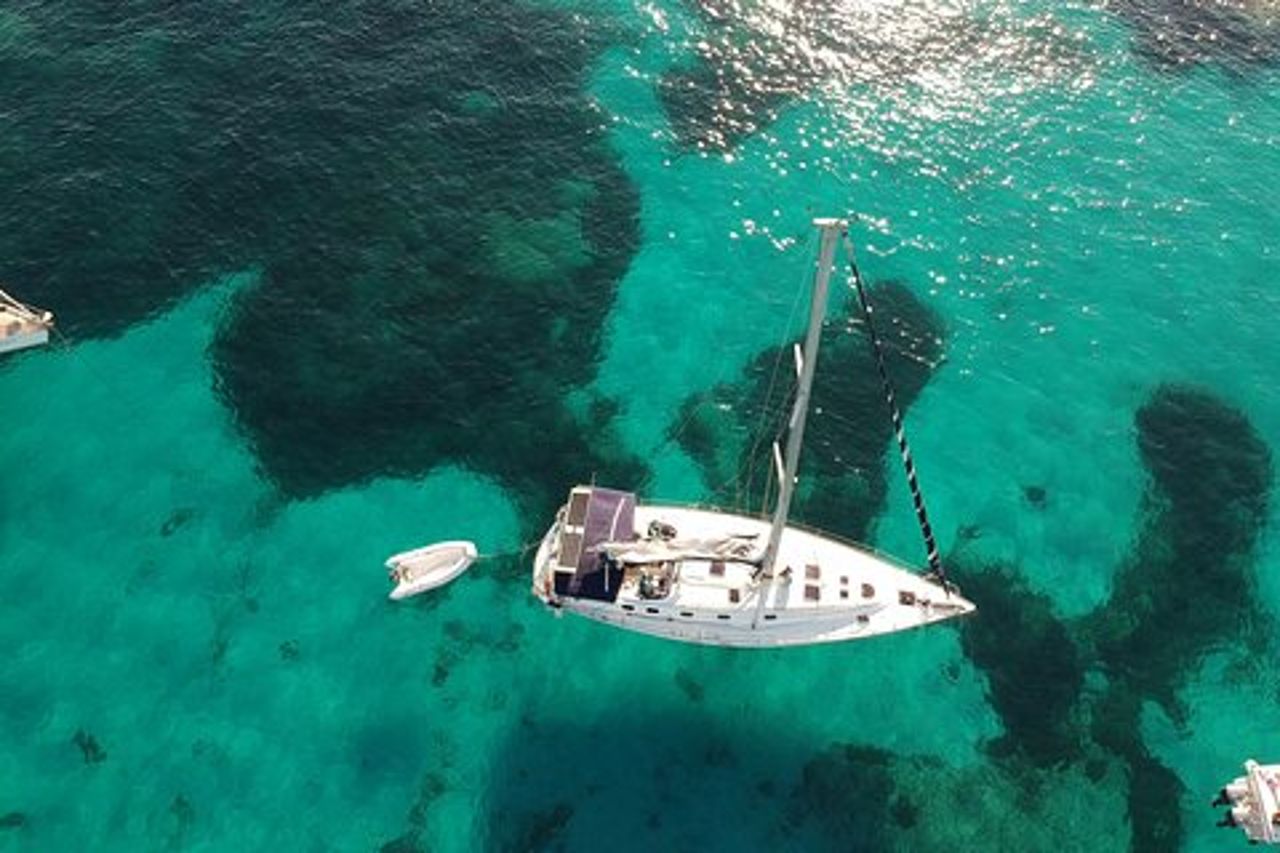 Gita giornaliera in Barca a Vela nell'Arcipelago di La Maddalena