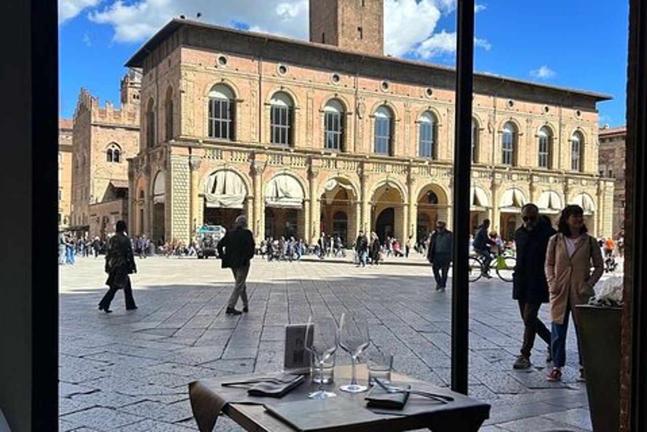 Bologna Food Tour ed Esperienza Enogastronomia con Chef Locale