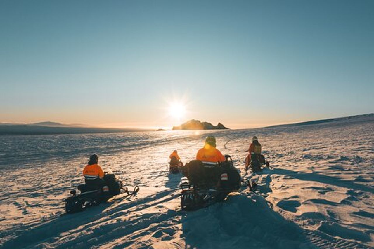 Esperienza guidata in motoslitta al Circolo d'Oro e sul ghiacciaio dell'Islanda
