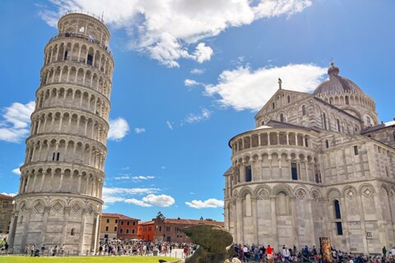 Tour privato VIP di un'intera giornata a Pisa e Lucca da Montecatini