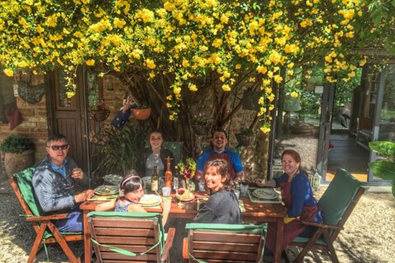 Corso di cucina biologica con sommelier in un'azienda agricola di olive e vino