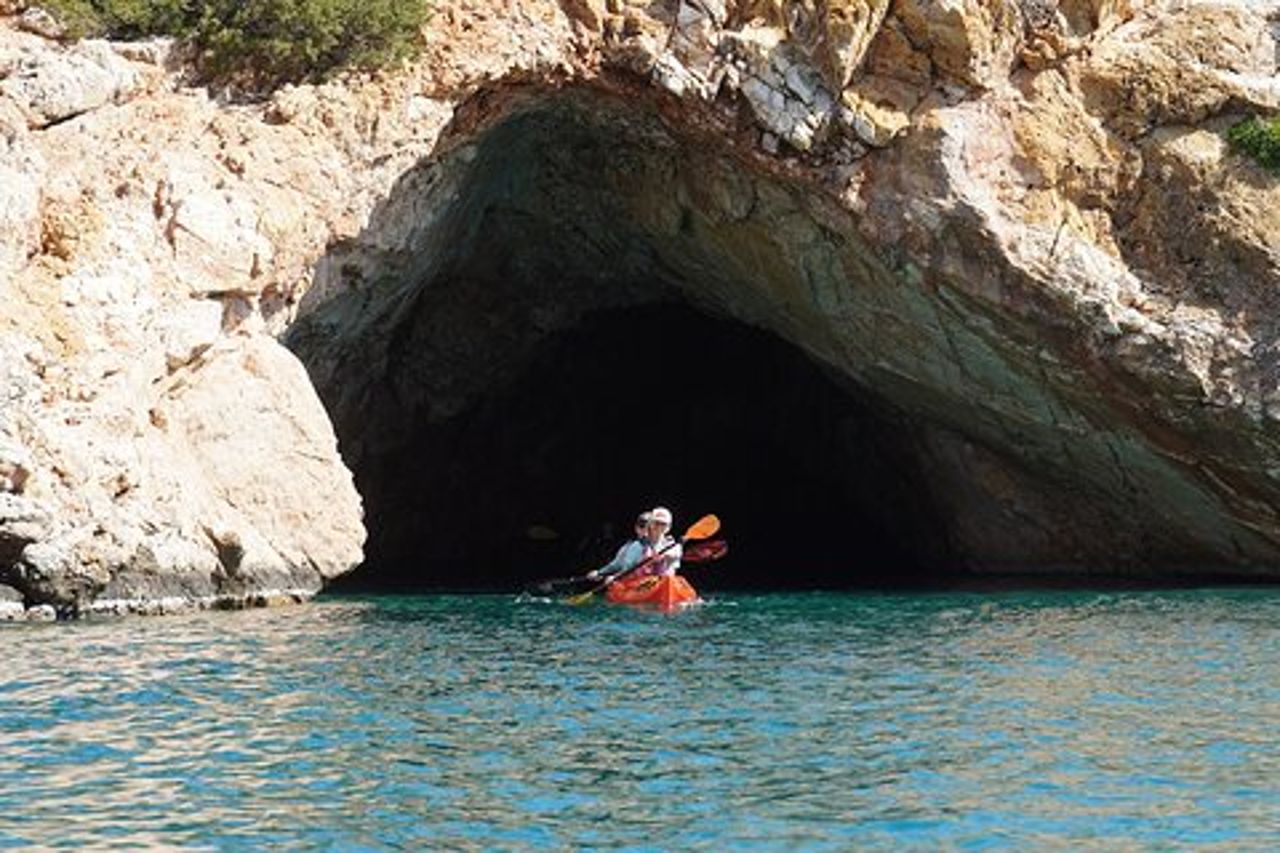 Tour in kayak sul mare della Grotta di Rina con snorkeling e picnic
