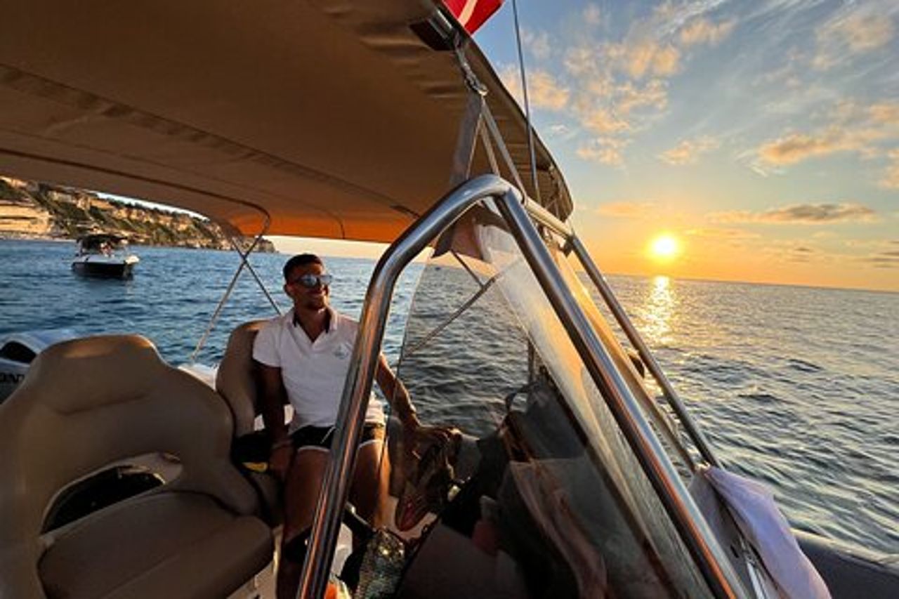 Tour in barca al tramonto lungo la Costa degli Dei