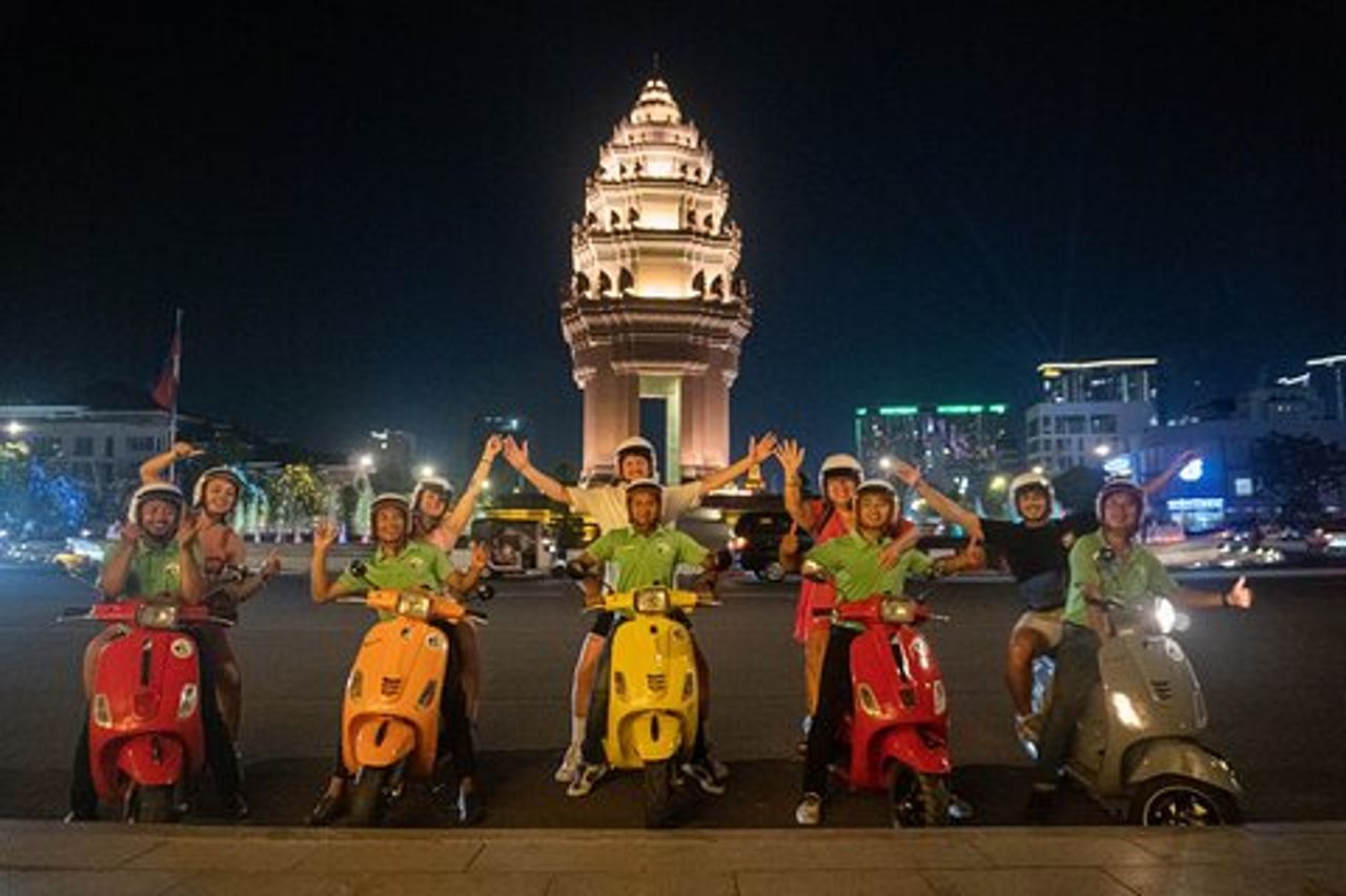 Phnom Penh Sera Foodie Vespa Tour / Tuk Tuk Disponibile