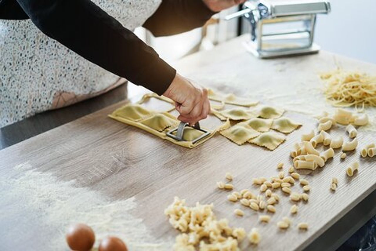 Lezione di cucina quotidiana a Lucca, Italia