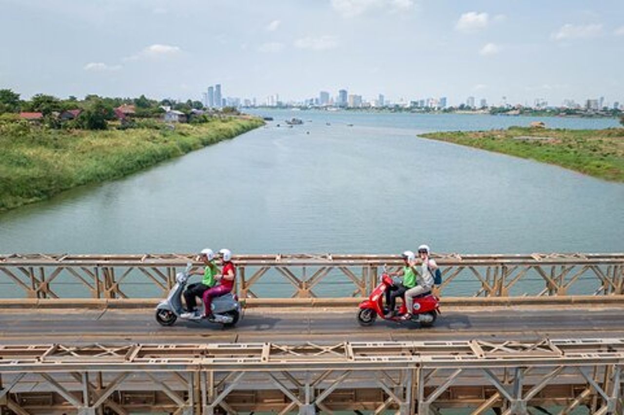 Phnom Penh Silk Island Vespa Tour / Tuk Tuk Disponibile