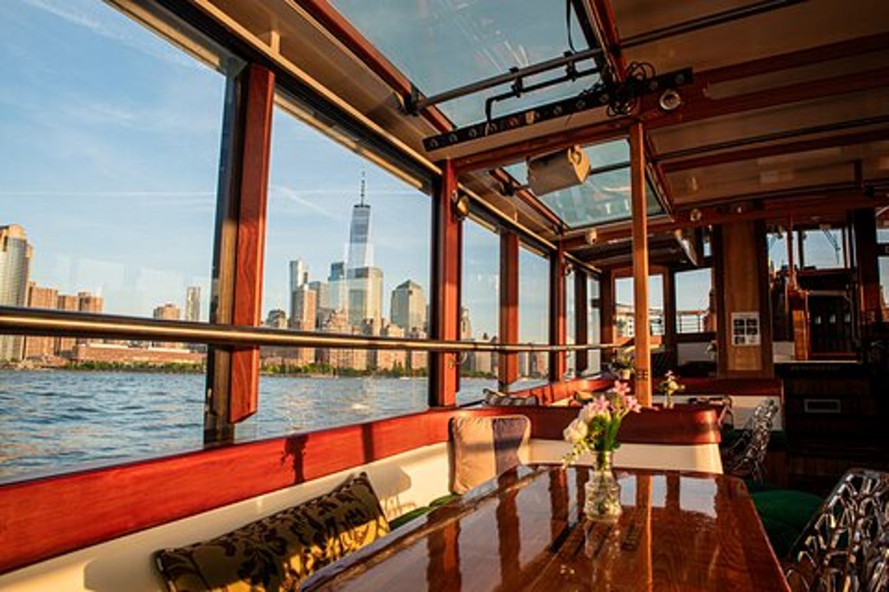 Crociera al tramonto a New York City su uno yacht
