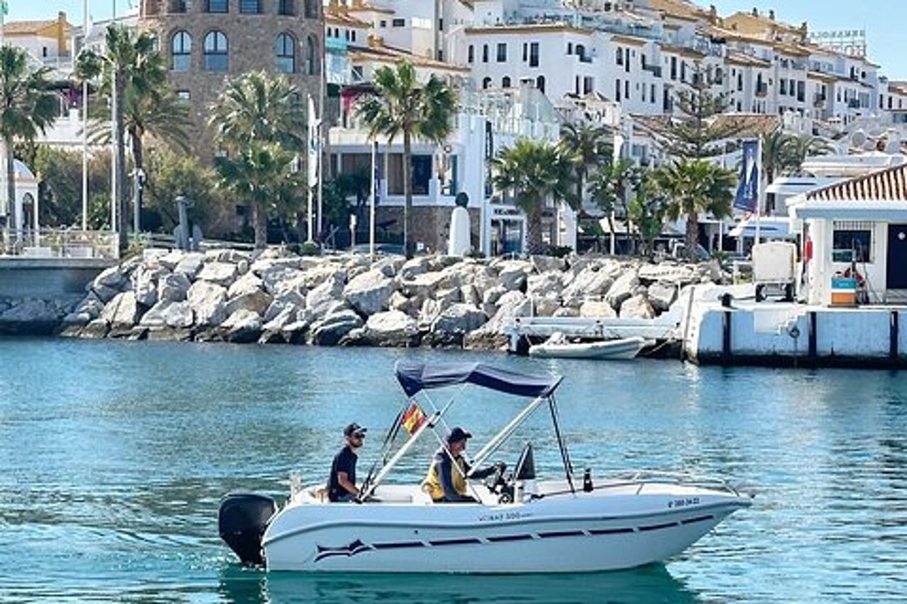 Noleggio barche self drive a Marbella con avvistamento di delfini