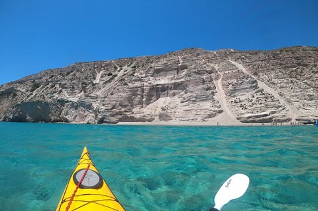 Incantevoli tour semi privati in kayak a Milos