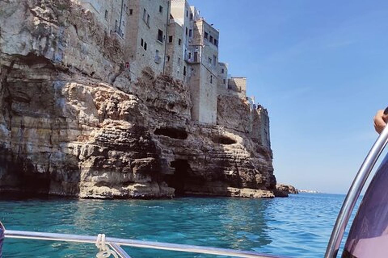 Tour in barca da Monopoli alle grotte di Polignano a Mare