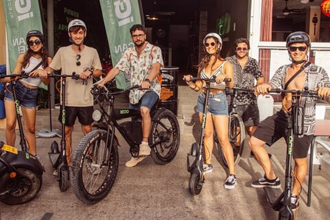 Trova la papera a Benidorm in sella a uno scooter elettrico
