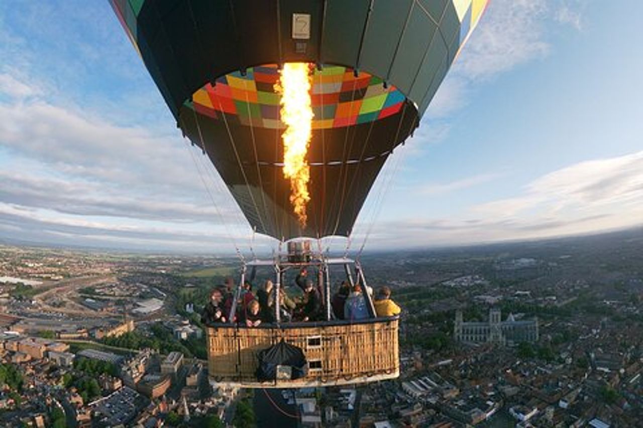 Volo in mongolfiera all'alba su York