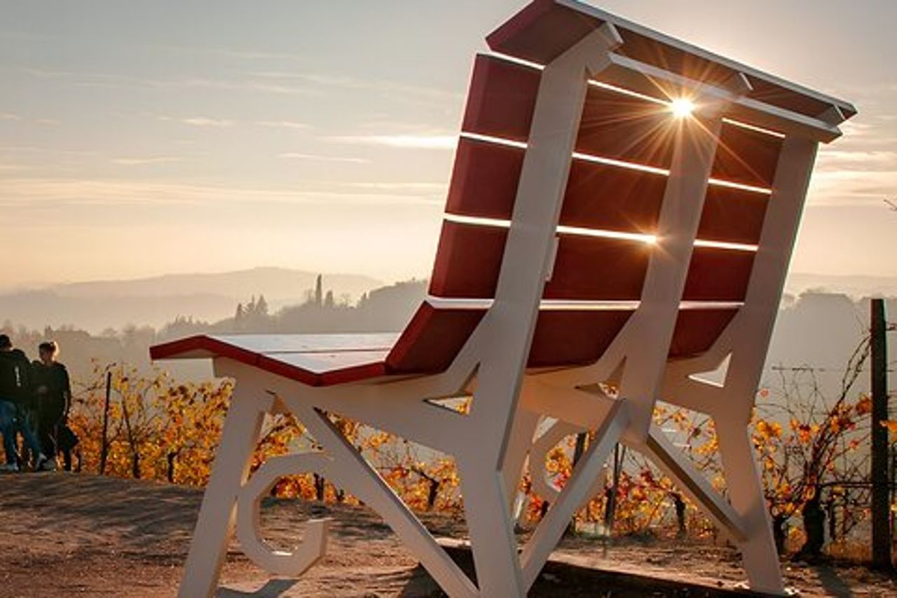 Picnic e panchine grandi a Monforte d'Alba