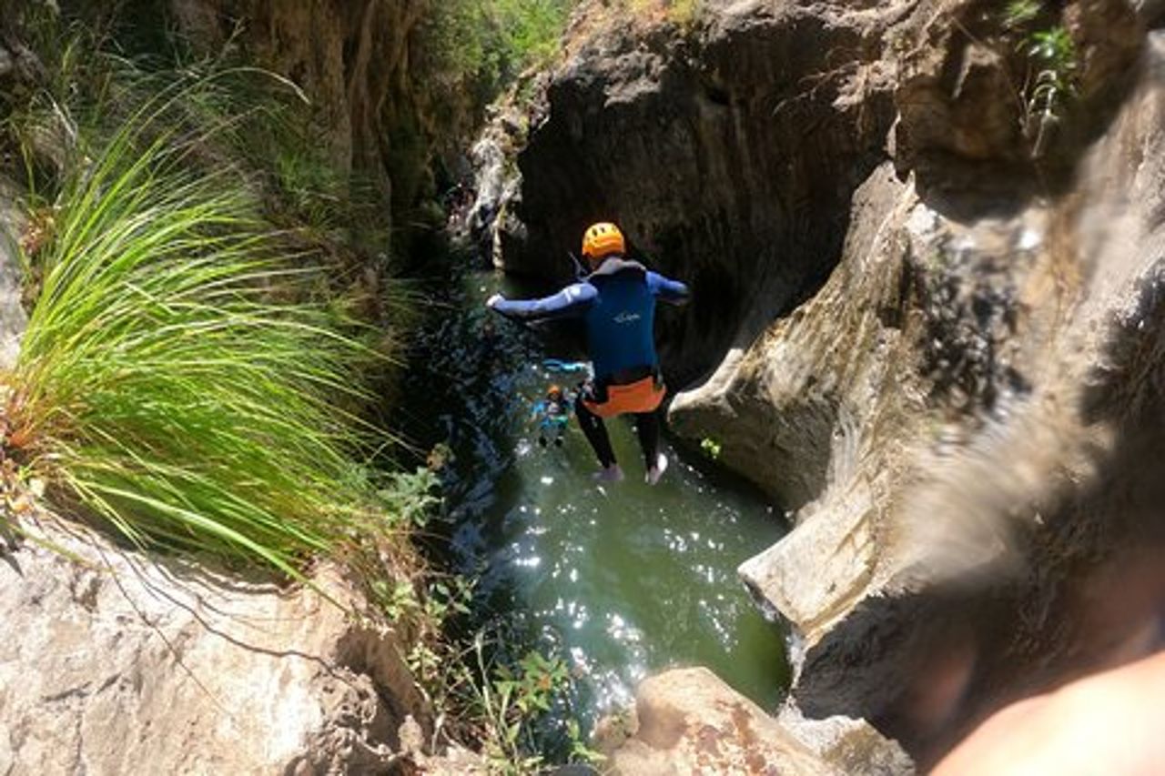 Da Estepona: tour guidato di canyoning sul fiume Guadalmina